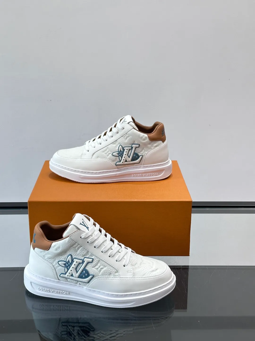 Men's shoes 💰p400 "＊OUIS ＊UITTO＊" Men's sports shoes, grained cow leather are low-key and recognizable. The rubber sole is thick and lightweight, the padded insole + technical lining make it super comfortable to wear! The main color with brown details is versatile and fashionable, and can be worn for daily leisure or business ~ LV embossing on the side of the shoe + brand logo on the sole, perfect details! size: 38-44 (45 customized)